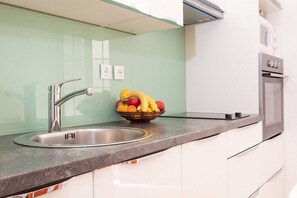 Apartamento | Cozinha privada | Geladeira, micro-ondas, fogão, cooktop