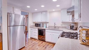 Private kitchen - Beach Hideaway (Lincoln City)