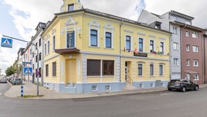 A yellow building with a sign for 'KISPET HOTEL'. - Cozy Corner in Oberhausen (Oberhausen)