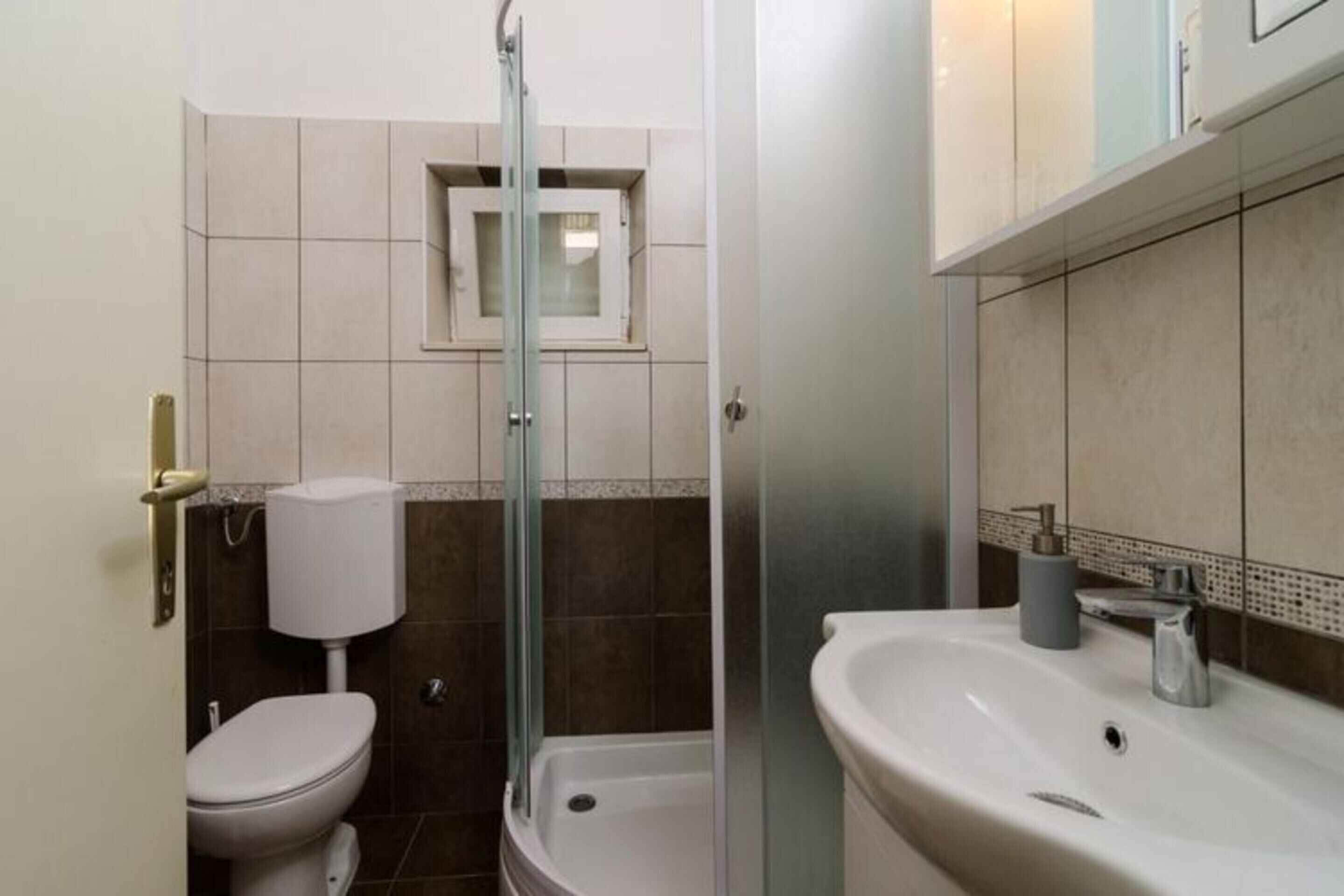 Ein Badezimmer mit Toilette, Dusche und Waschbecken.