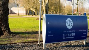 A sign for Thermen & Wellness & Hotel with directional arrows. - Lovely Holiday Home From 1761 With Contemporary Comfort (Bad Nieuweschans)