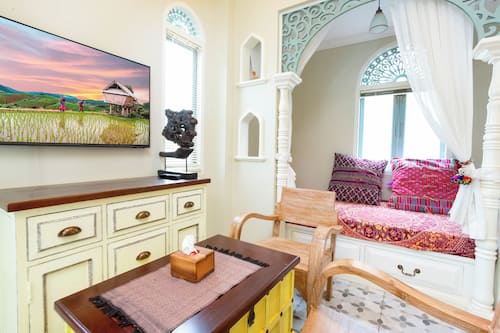 Deluxe Studio, 1 Queen Bed, Non Smoking (with Air Purifier) | Premium bedding, down comforters, Select Comfort beds, free minibar