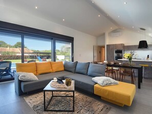 Villa | Living area - Apartment in Croatia Near Scenic Coastline (Fazana)