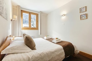 1 bedroom, bed sheets