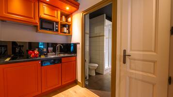 Réfrigérateur, micro-ondes, plaque de cuisson, lave-vaisselle