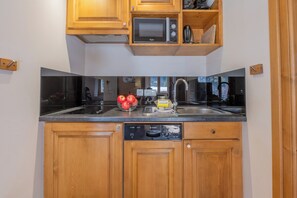 Réfrigérateur, micro-ondes, plaque de cuisson, lave-vaisselle