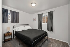 5 chambres, bureau, fer et planche à repasser, lit de bébé portatif
