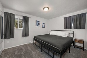 5 makuuhuonetta, työpöytä, silitysrauta/-lauta, vauvan matkasänky