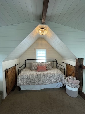 2 bedrooms, travel cot, WiFi, bed sheets