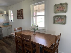 Dining - Beautiful Country Cottage: disc golf 5 baskets, fire pit, near MSU, Antiques (Williamston)