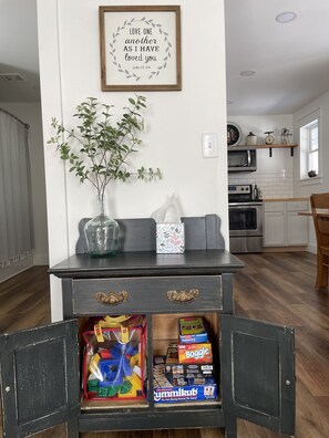 Interior - Beautiful Country Cottage: disc golf 5 baskets, fire pit, near MSU, Antiques (Williamston)