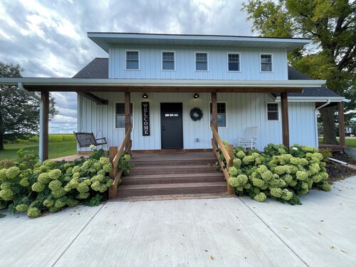 Beautiful Country Cottage: fire pit, near MSU, Antiques, Winery & trails