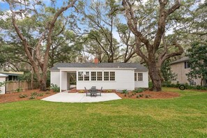 Exterior - House is close to Beach Pier, Shops & Restaurants (Saint Simons Island)