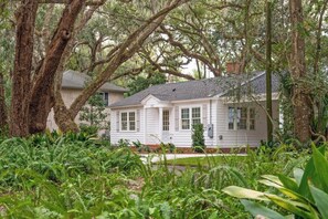 Exterior - House is close to Beach Pier, Shops & Restaurants (Saint Simons Island)
