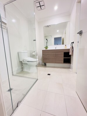 تجهيزات دش، مجففات شعر، مراحيض شطف، مناشف