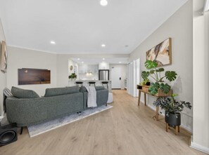 Smart TV - Luxury Apartment with Private Balcony & Parking in Perth CBD.  (Peth)