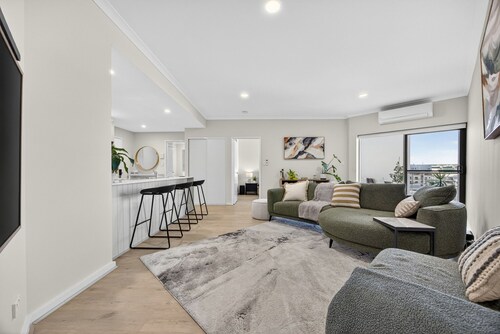Luxury Apartment with Private Balcony & Parking in Perth CBD. 