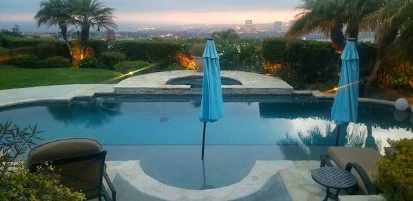 Alberca al aire libre y alberca climatizada