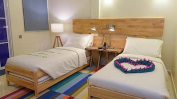 Habitación estándar, 2 camas individuales | Caja fuerte, cortinas opacas, tabla de planchar con plancha