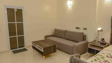 Habitación Deluxe, 1 cama de matrimonio grande con sofá cama | Zona de estar | Una televisión de pantalla plana