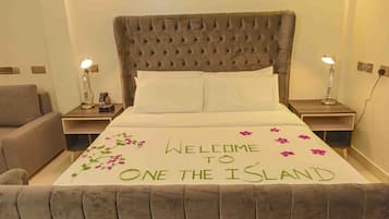 Habitación Deluxe, 1 cama de matrimonio grande con sofá cama | Caja fuerte, cortinas opacas, tabla de planchar con plancha