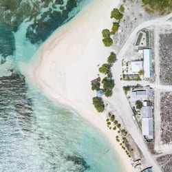 Sulla spiaggia, sabbia bianca