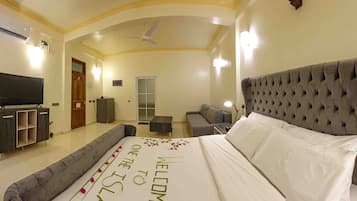 Habitación Deluxe, 1 cama de matrimonio grande con sofá cama | Caja fuerte, cortinas opacas, tabla de planchar con plancha