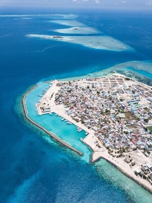 A la platja i platja de sorra blanca 