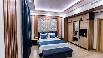 Luxury Room | Minibar, in-room safe, blackout drapes, soundproofing