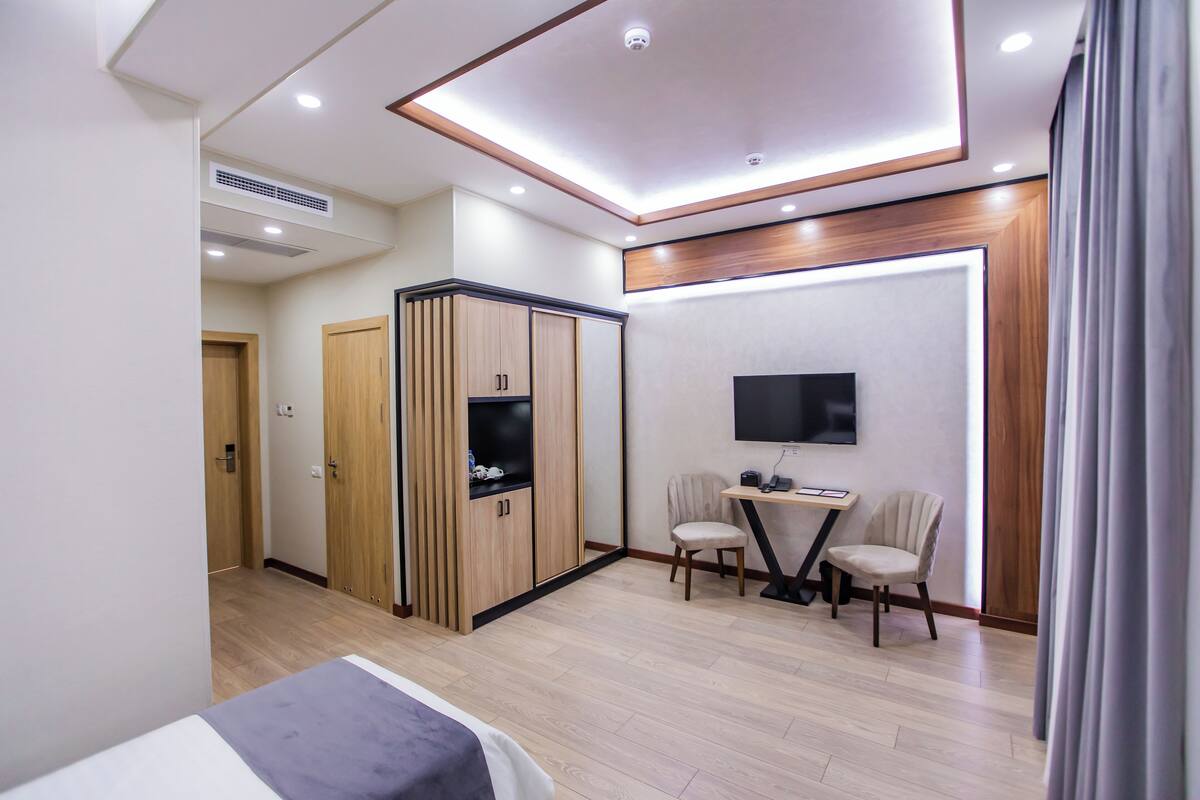 Tomannsrom – deluxe | Minibar, safe på rommet, blendingsgardiner og lydisolert