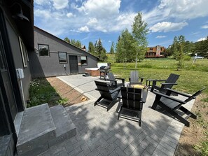 Outdoor dining - Hidden Gem, Hot tub, Garage, Amazing Views! (Mt. Crested Butte)