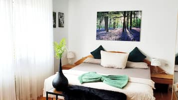 1 Schlafzimmer, Schreibtisch, Bügeleisen/Bügelbrett, Reisekinderbett