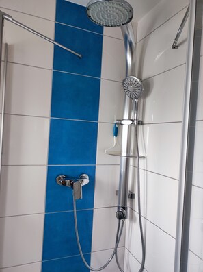 Shower, eco-friendly toiletries, hair dryer, towels - Vacation apartment Sartorius, Holiday apartment am Hemsberg  (Bensheim)