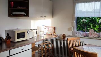 Een koelkast, een magnetron, een oven, een kookplaat