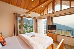 Deluxe kamer | Lakens van Egyptisch katoen, luxe beddengoed, een bureau