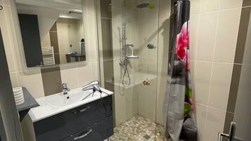 Douche, sĂšche-cheveux, serviettes fournies