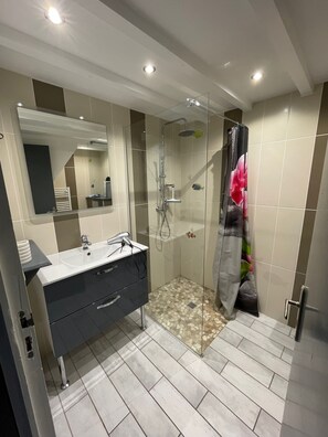 Douche, sèche-cheveux, serviettes fournies