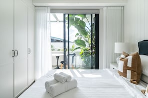 3 habitaciones, escritorio y tabla de planchar con plancha