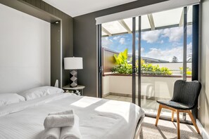 3 Schlafzimmer, Schreibtisch, Bügeleisen/Bügelbrett, Reisekinderbett