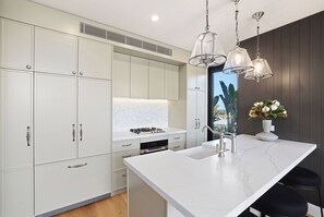 Refrigerador, microondas, horno, placa de cocina