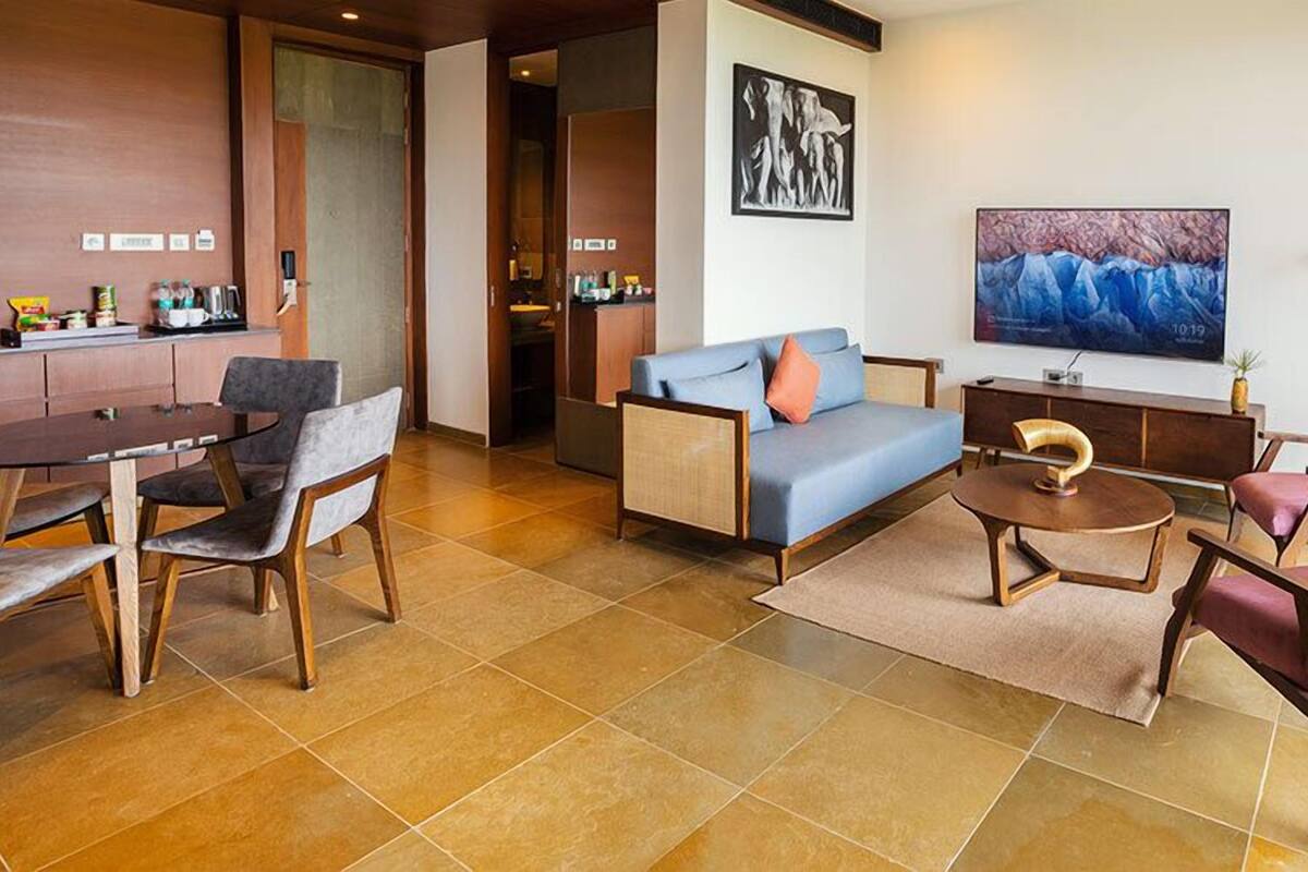 Luxury Suite | In-room safe, iron/ironing board (on request), free WiFi