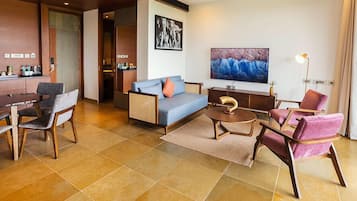 Luxury Suite | In-room safe, iron/ironing board, free WiFi