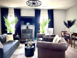 Een televisie, boeken en een kantoor