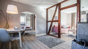 Ein modernes Wohnzimmer mit Essbereich, Kamin und großem Fenster.