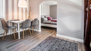 Ein modernes Schlafzimmer mit Bett, Schreibtisch und Stühlen.