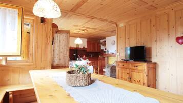 Chalet | Private kitchen | Stovetop, high chair