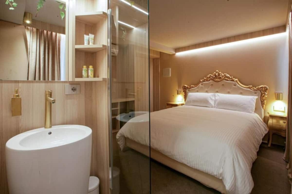 Habitación Deluxe | Ropa de cama de alta calidad, edredón, muebles diferentes y escritorio