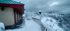 Front of property - Jomotel Talai (Theog)