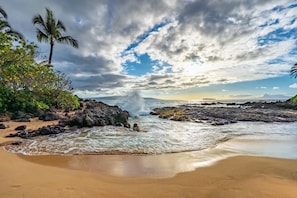 Playa en los alrededores, camastros y toallas de playa
