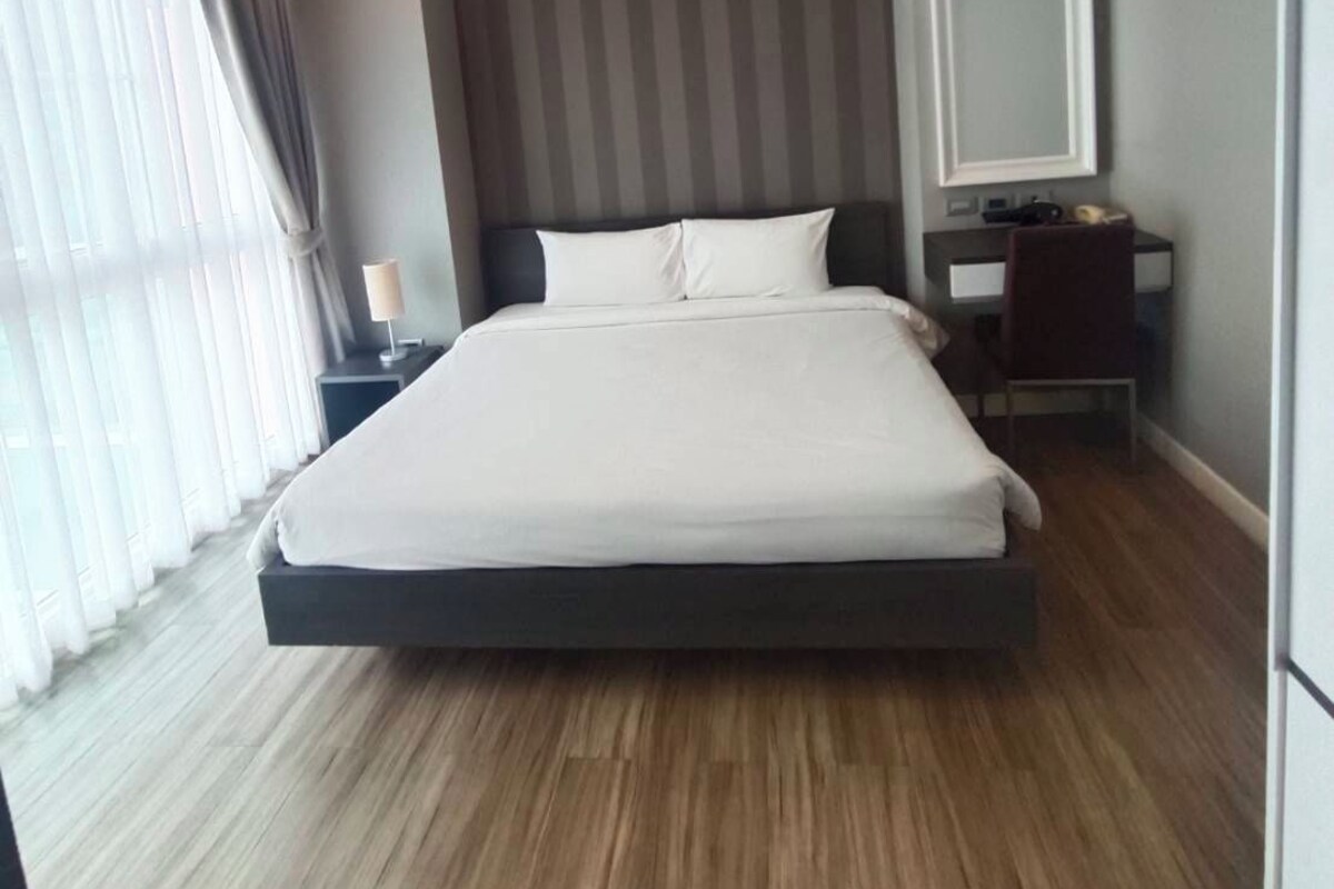 Ropa de cama de alta calidad, caja fuerte, escritorio y cortinas opacas